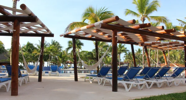 Redes de balanço e cadeiras em um México Resort Pool — Fotografia de Stock
