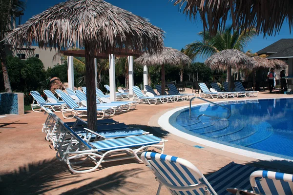 Liegestühle und Pool auf einem kubanischen Resort — Stockfoto