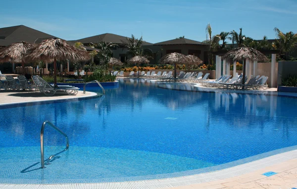 Cadeiras e piscina em um resort Cuba — Fotografia de Stock