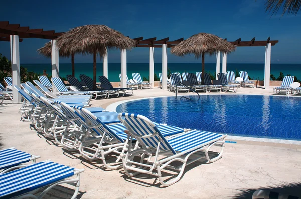 Пейзажний басейн на курорті Куби — стокове фото