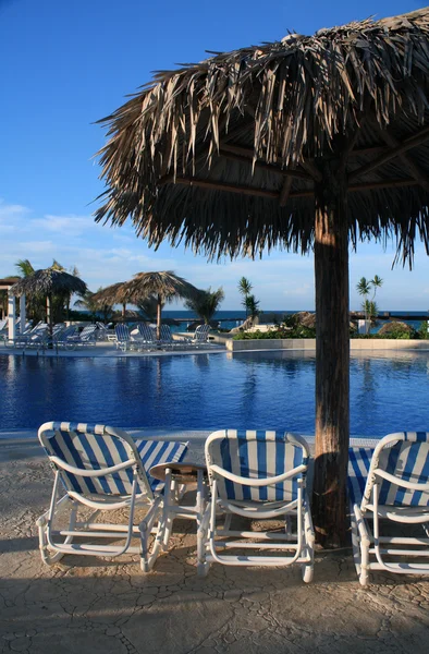 Piscina infinita em um resort Cuba — Fotografia de Stock