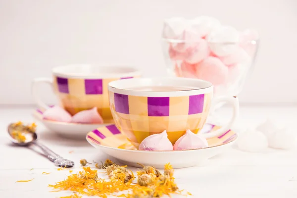 Tea with meringue — Stock Photo, Image