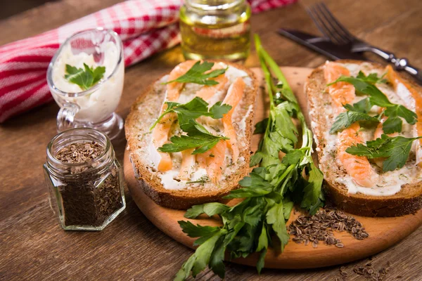 Sandwich con pescado rojo —  Fotos de Stock