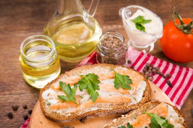 kırmızı balık sandviç