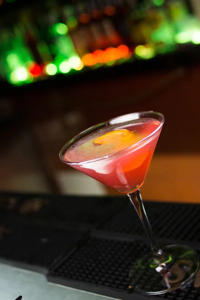 Cocktail rouge au bar — Photo