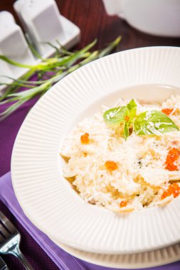 Farfalle fesleğen ve havyar ile