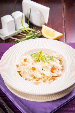 Farfalle fesleğen ve havyar ile