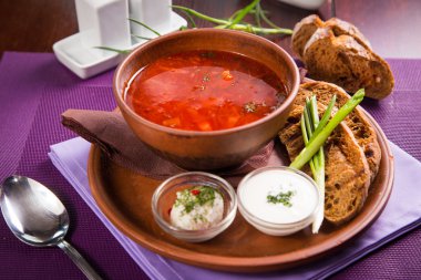 Borsch ekşi krema ile