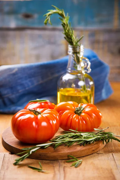 Tomaten met rozemarijn — Stockfoto