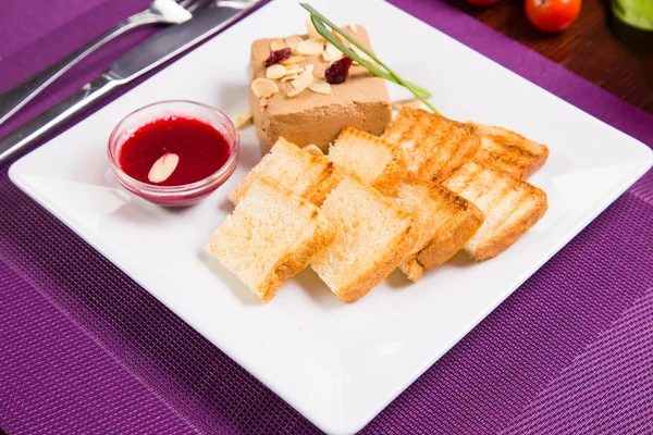 Goose pate with crackers — Stock Photo, Image