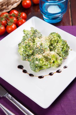 Brokoli yemek üzerinde