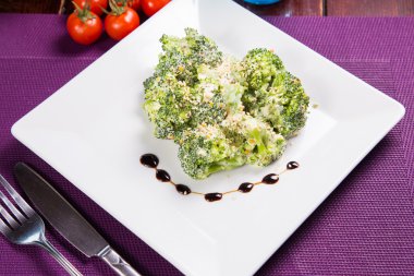 Brokoli yemek üzerinde