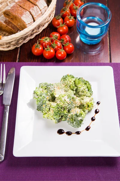 Broccoli sul piatto — Foto Stock