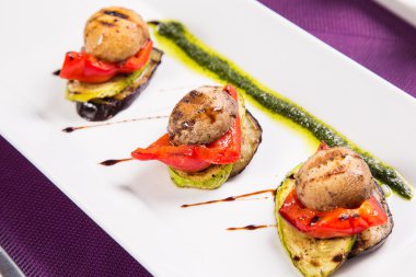 Kızarmış sebze yemek