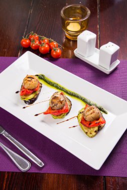 Kızarmış sebze yemek