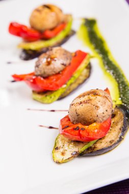 Kızarmış sebze yemek