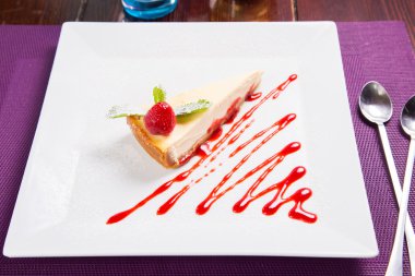 peynirli kek çilek ile