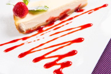 peynirli kek çilek ile