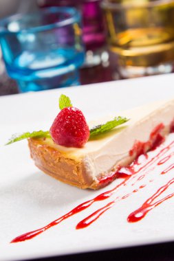 peynirli kek çilek ile