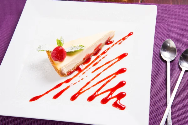 Cheesecake with strawberry — Stock Photo, Image