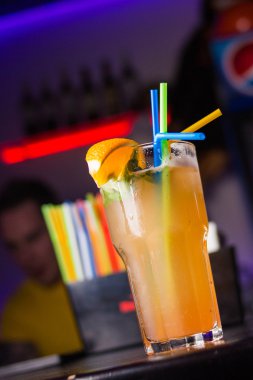 Alkollü sarı kokteyl