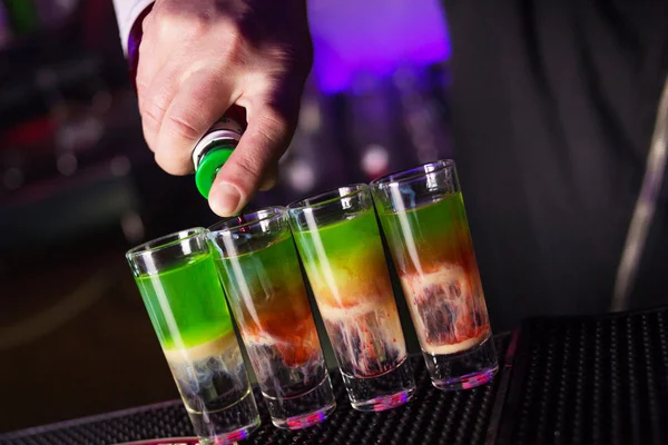 Colored alcoholic cocktail is pours — Stock Photo, Image