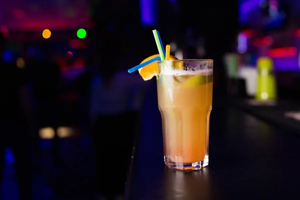 Alkoholické žlutá koktejl — Stock fotografie