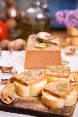 ördek pate ekmek üzerinde