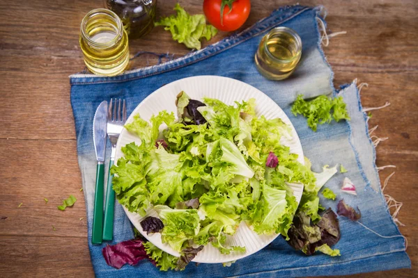 Mélanger la salade végétarienne — Photo