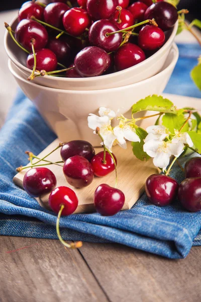 Cherries with flowers — Stock Photo, Image