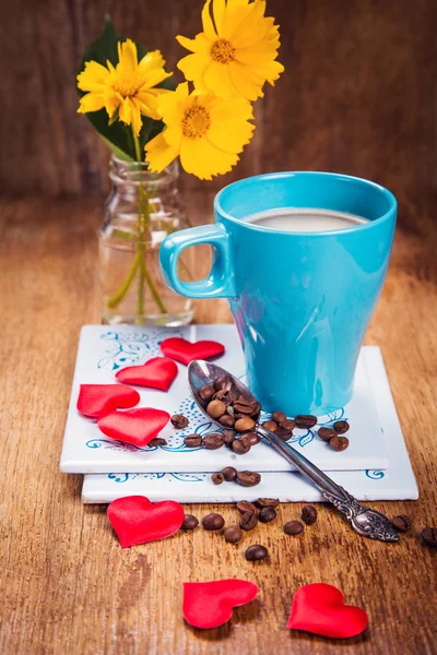 Kaffe och blommor — Stockfoto