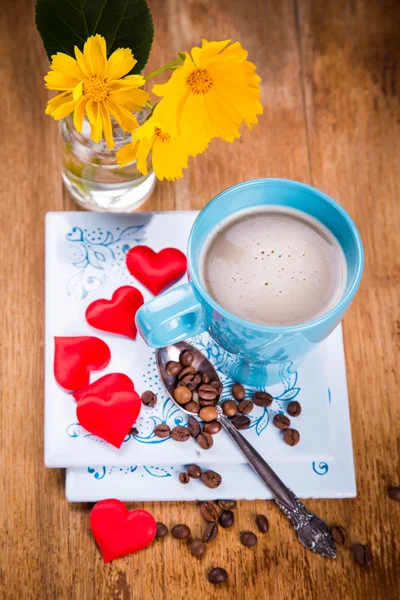 Kaffe och blommor — Stockfoto