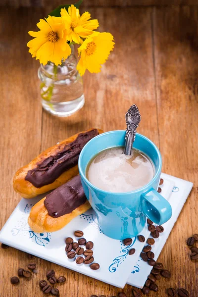 Caffè e fiori — Foto Stock