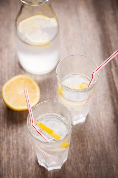 Agua con limón —  Fotos de Stock