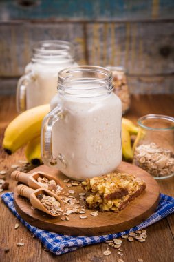 Yoğurtlu sağlıklı kahvaltı.