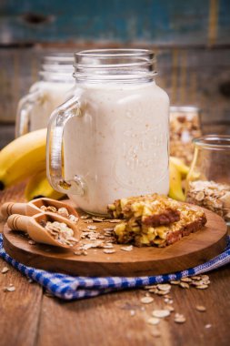 Yoğurtlu sağlıklı kahvaltı.