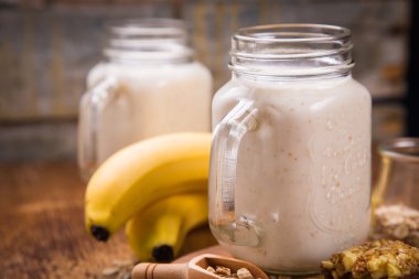 Yoğurtlu sağlıklı kahvaltı.