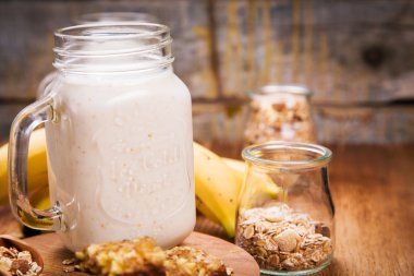 Yoğurtlu sağlıklı kahvaltı.