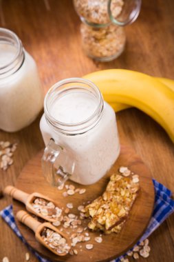 Yoğurtlu sağlıklı kahvaltı.