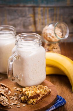 Yoğurtlu sağlıklı kahvaltı.