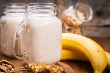 Yoğurtlu sağlıklı kahvaltı.