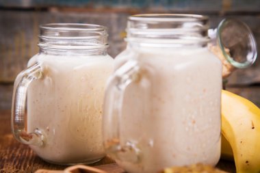 Yoğurtlu sağlıklı kahvaltı.