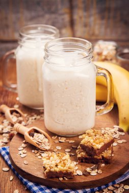 Yoğurtlu sağlıklı kahvaltı.