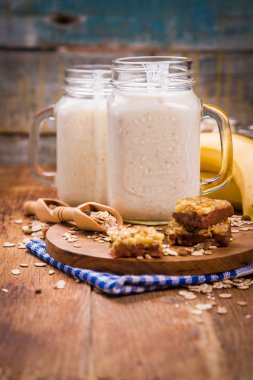 Yoğurtlu sağlıklı kahvaltı.