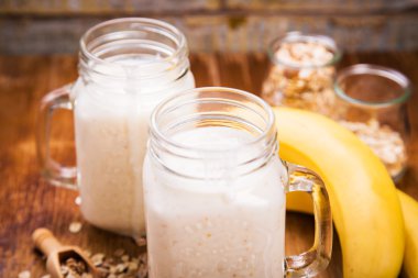 Yoğurtlu sağlıklı kahvaltı.