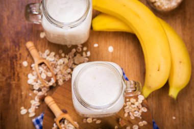 Yoğurtlu sağlıklı kahvaltı.