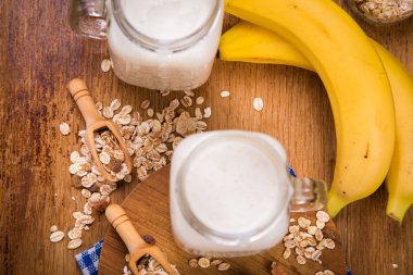 Yoğurtlu sağlıklı kahvaltı.