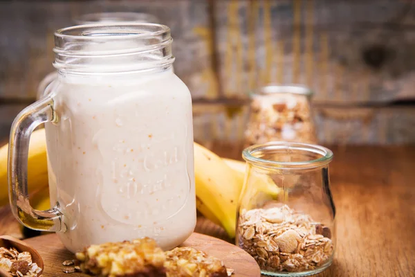 Yoğurtlu sağlıklı kahvaltı.