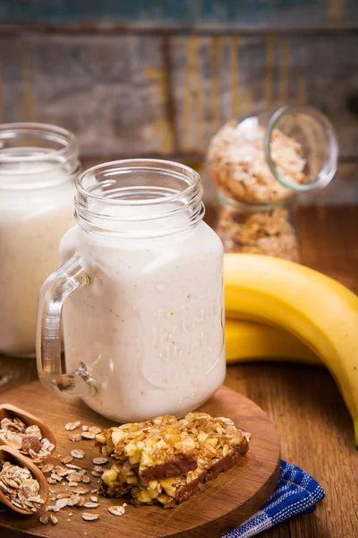 Yoğurtlu sağlıklı kahvaltı.