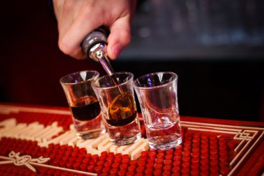 renkli alkollü kokteyl dökülen olduğunu